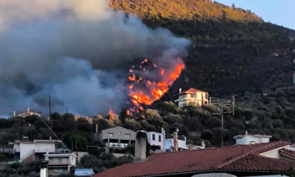 Μαίνεται η φωτιά στο Ξυλόκαστρο-Νέο μήνυμα 112 για εκκένωση άλλων τεσσάρων οικισμών (Βίντεο)